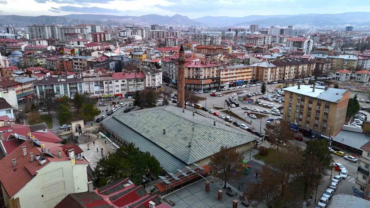 832 yıllık camide bayram namazı kılındı