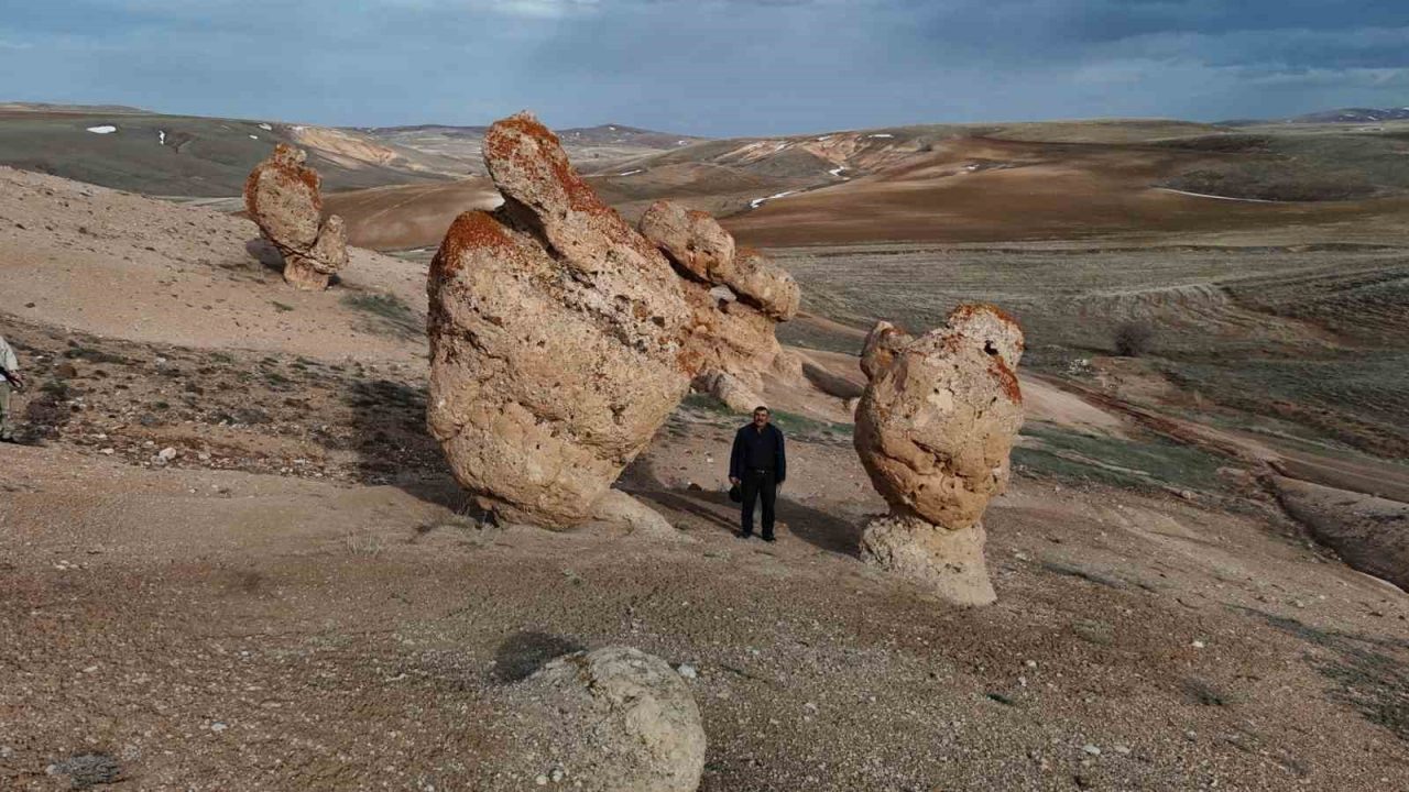 Bozkırın ortasındaki devasa kayalar köylünün merak konusu oldu