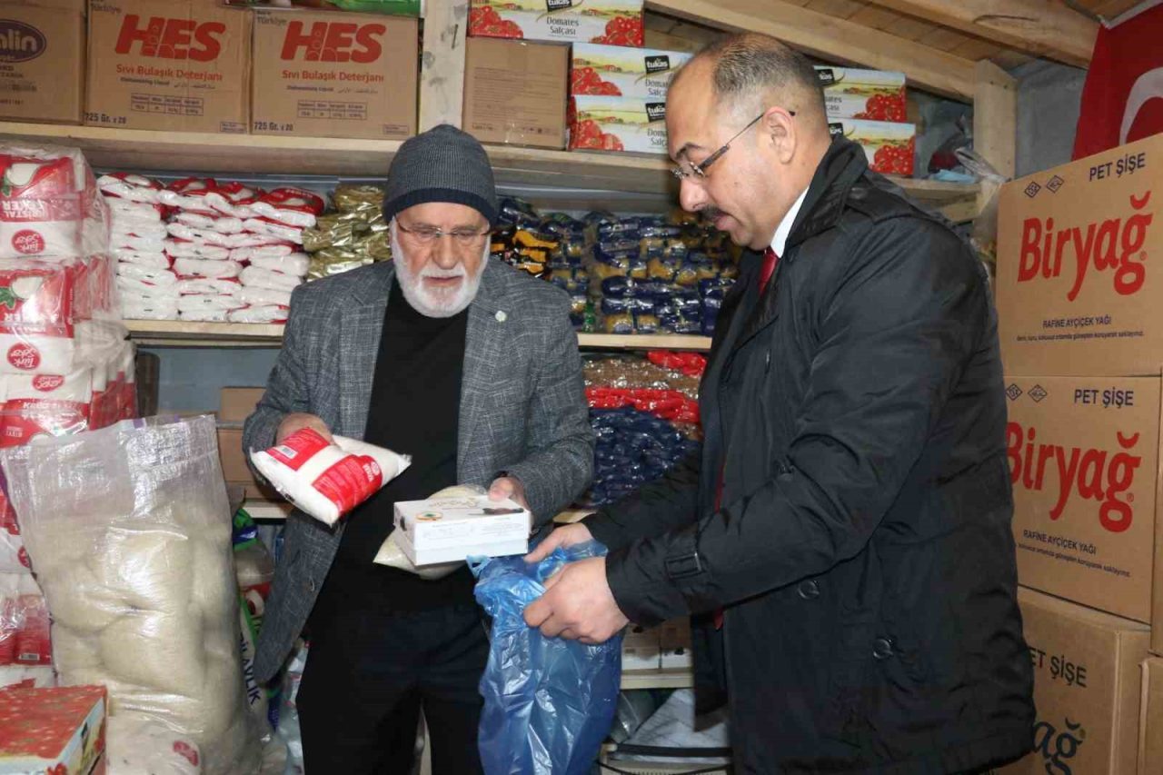 Bu bakkalda para değil, dua geçiyor