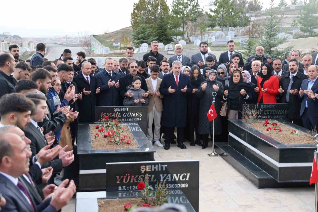 Gazeteci İsmail Güneş ve beraberindekiler mezarı başında anıldı