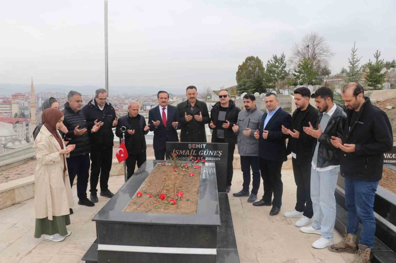 Meslektaşları ölüm yıl dönümünde şehit gazeteci Güneş’i unutmadı