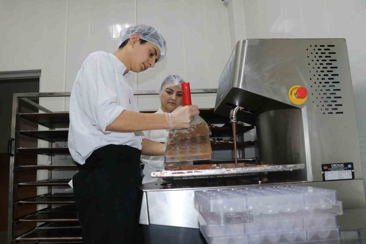 Öğrencilerden gece vardiyalı bayram hazırlığı, 5 bin 500 paket çikolata satıldı