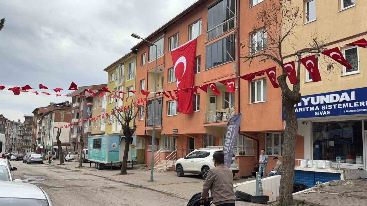 Sivas’a şehit ateşi düştü, baba ocağına Türk bayrağı asıldı