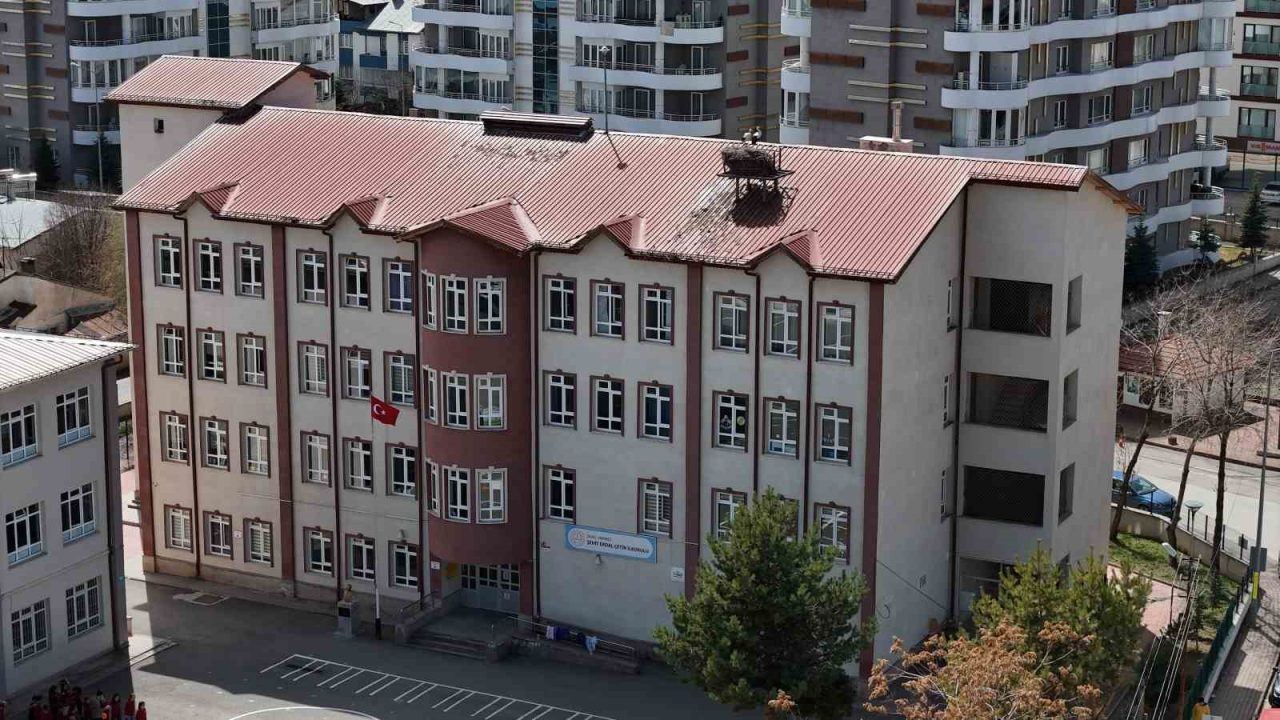 Sivas’ın ‘Leylekli okulu’ misafirlerine kavuştu