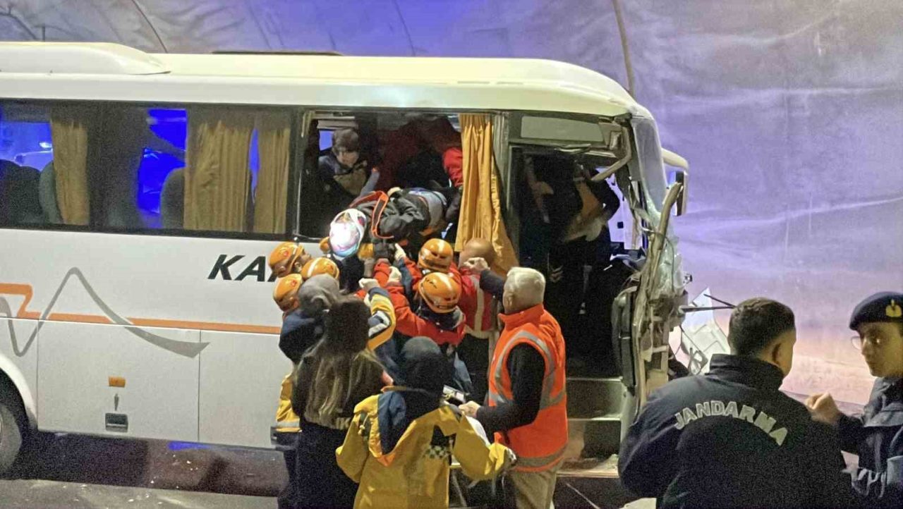 Sivas’ta midibüs tıra arkadan çarptı: 10 yaralı