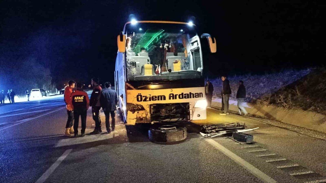 Sivas’ta otobüs ile otomobil çarpıştı: 10 yaralı