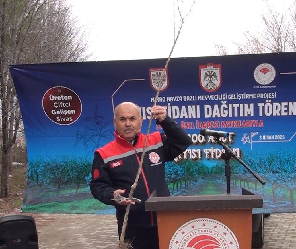 14 bin kayısı fidanı çiftçilerle buluştu