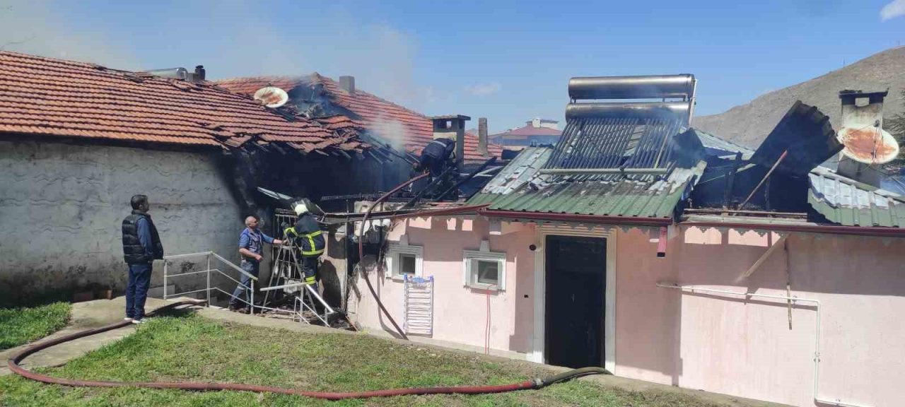 Divriği’de çatı yangını bitişikteki binaya sıçradı