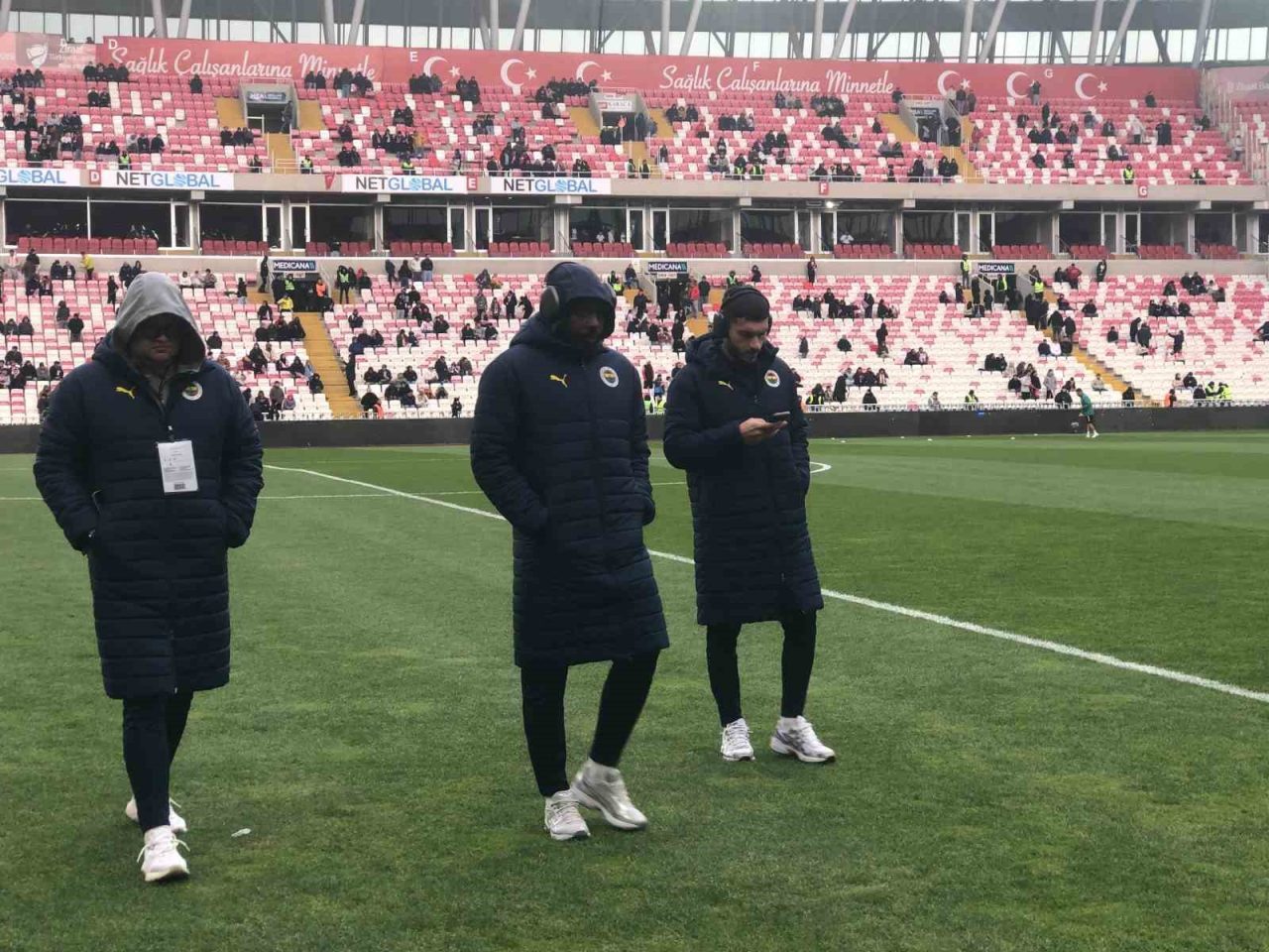 Fenerbahçeli futbolcular ve Jose Mourinho’dan zemin kontrolü