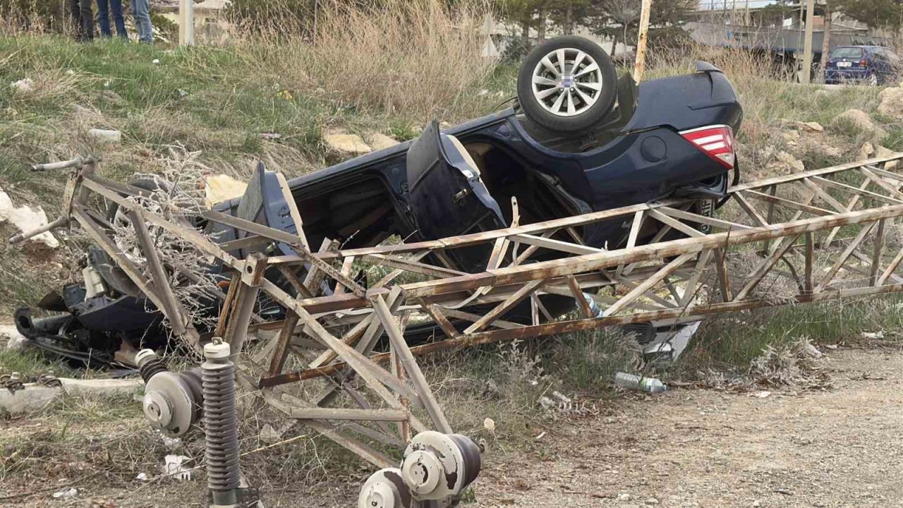 Kontrolden çıkan otomobil cami bahçesine uçtu: 5 kişi yaralandı