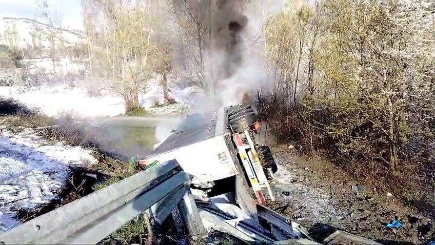 Kontrolden çıkıp devrilen tır alev aldı, sürücü hayatını kaybetti