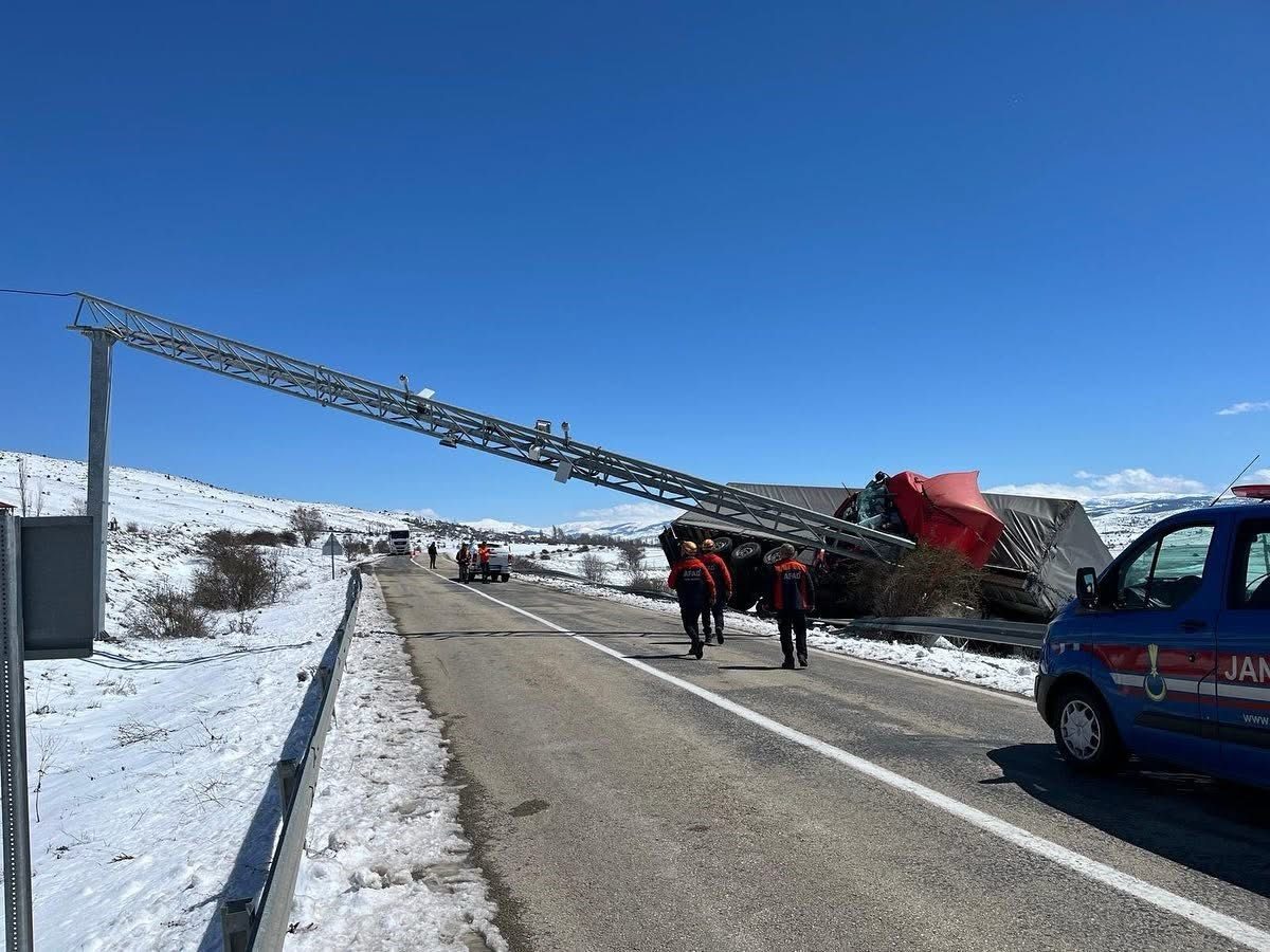 Kontrolden çıktı, bariyerlerde asılı kaldı : 1 yaralı