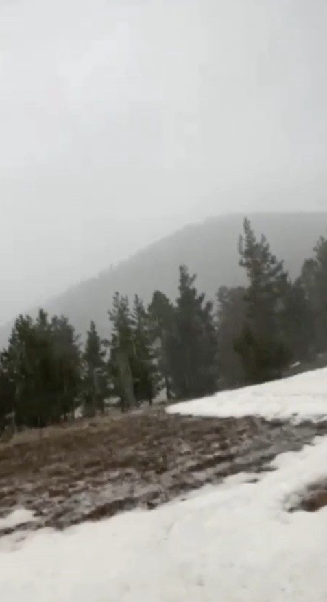 Nisan ayında yağan kar şaşırttı