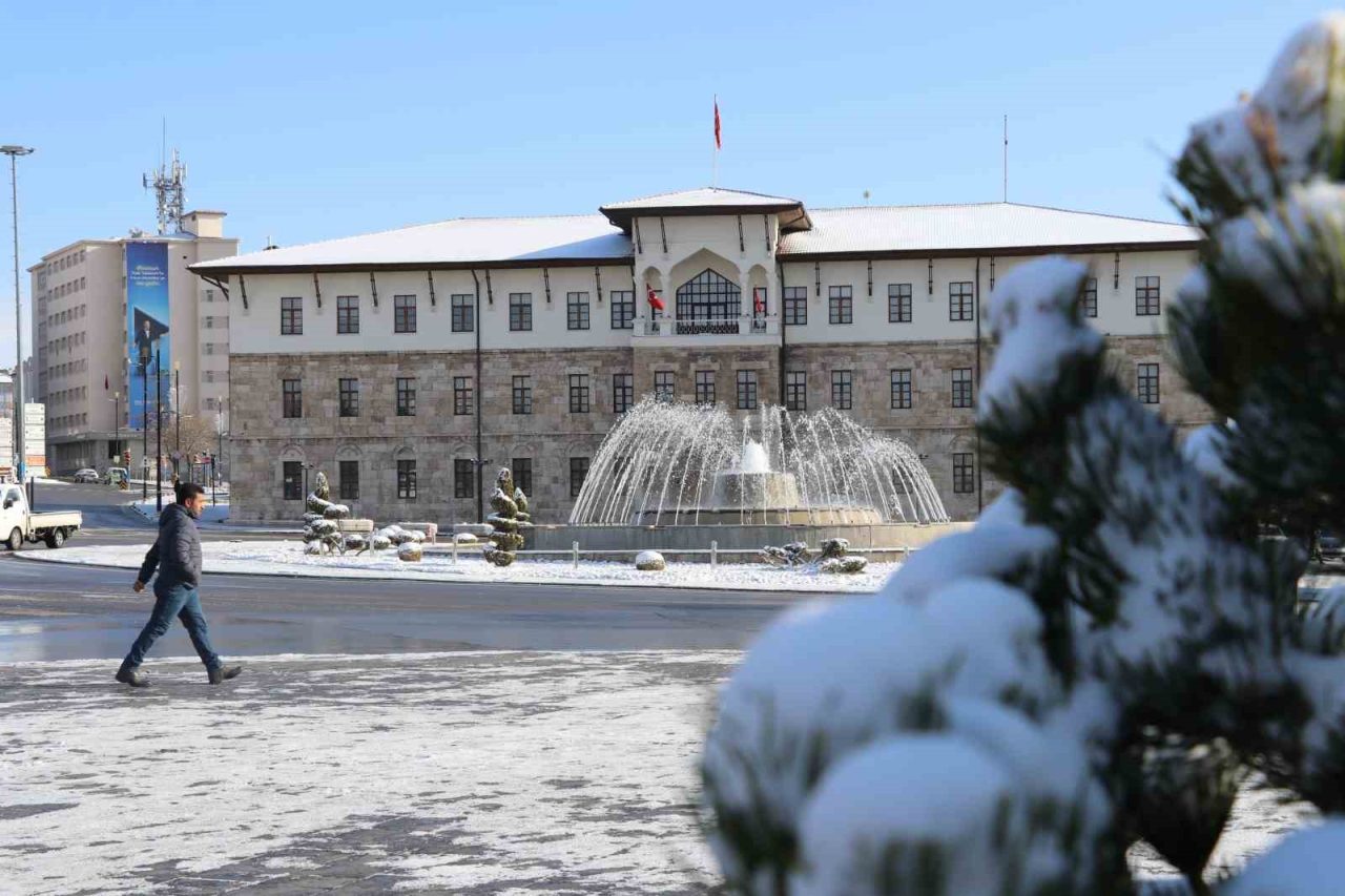 Sivas Nisan ayında buz tuttu