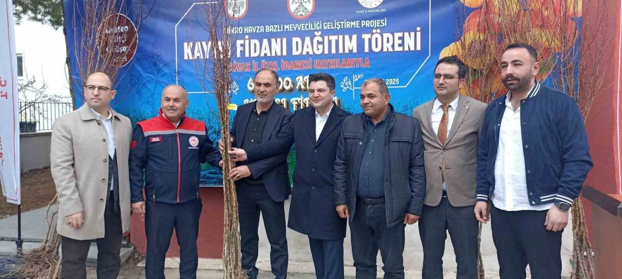 Sivas’ta çiftçilere 50 bin kayısı fidanı dağıtıldı