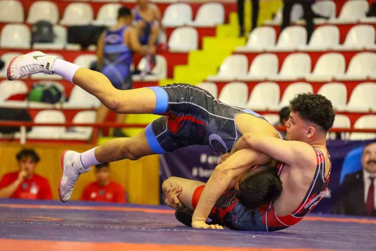 Sivas’ta düzenlenen İşitme Engelliler Güreş Türkiye Şampiyonası başladı