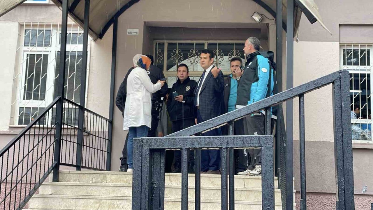 Sivas’ta gıda zehirlenmesi şüphesiyle 13 öğrenci hastaneye kaldırıldı