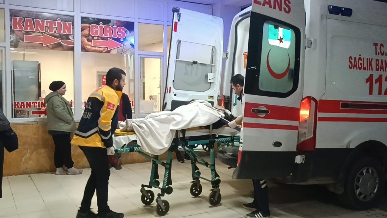 Sivas’ta iki araç kavşakta çarpıştı: 3 yaralı