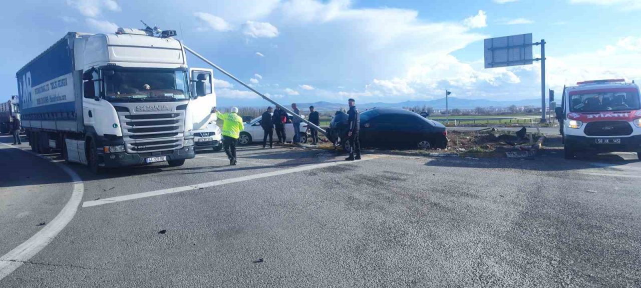 Sivas’ta iki otomobil çarpıştı: 6 yaralı