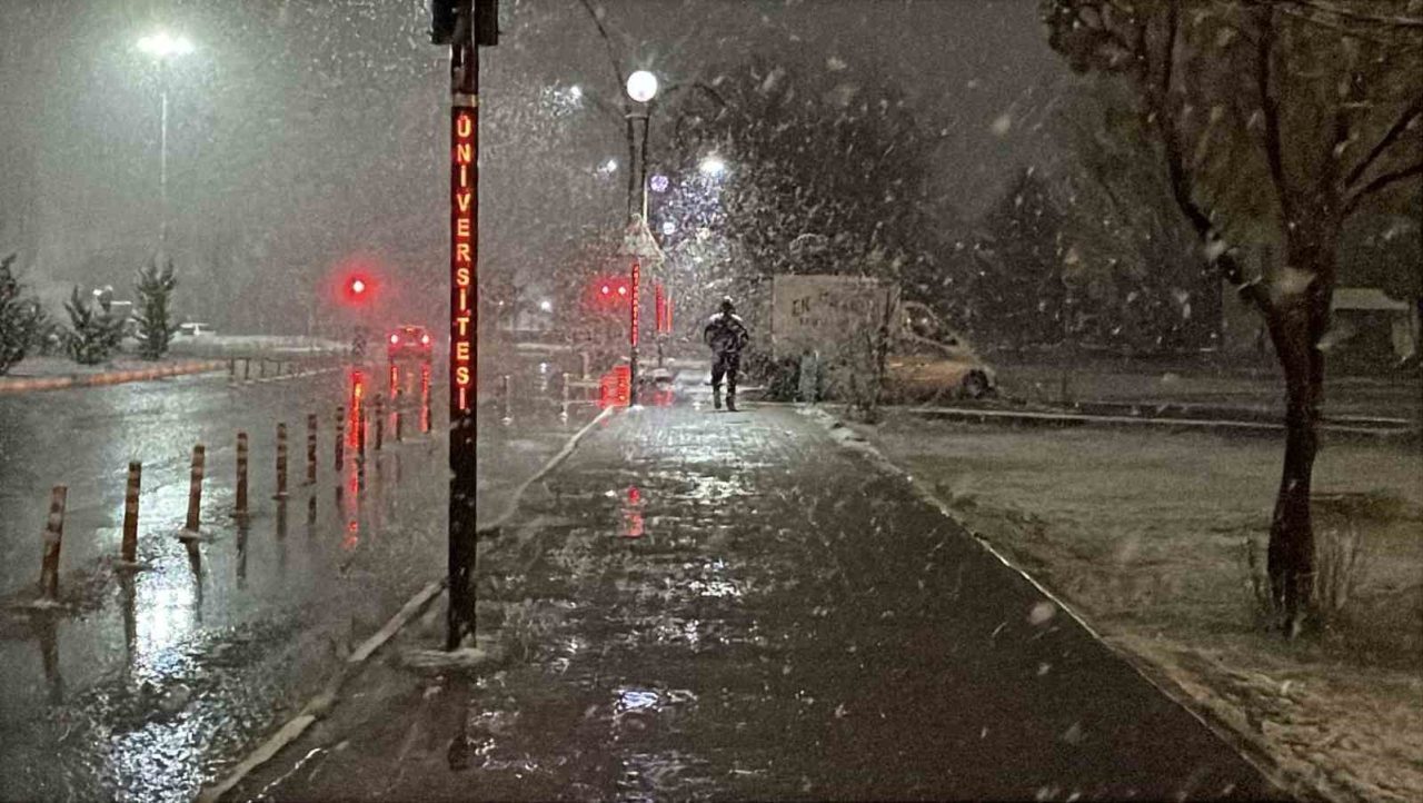 Sivas’ta nisan karı… Kent merkezi beyaza büründü