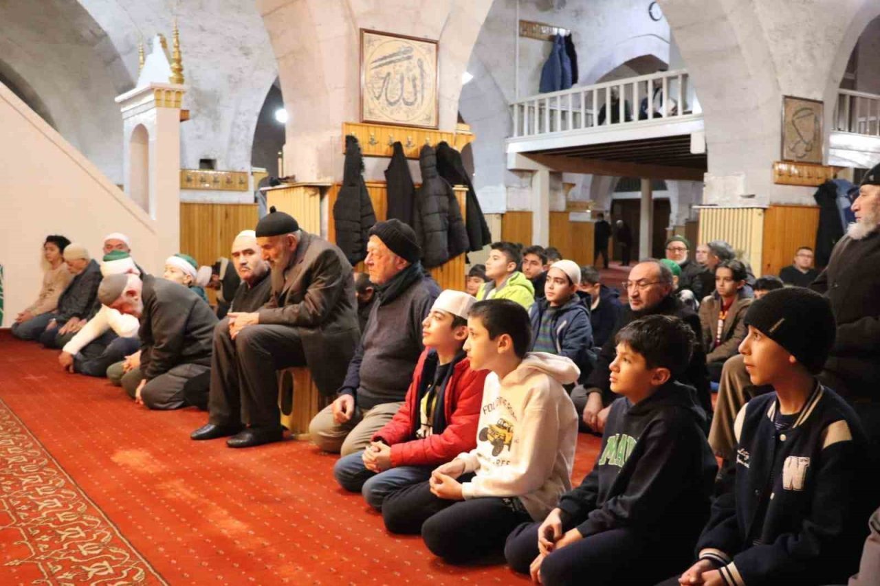 Sivas’ta ortaokul öğrencileri sabah namazında buluştu
