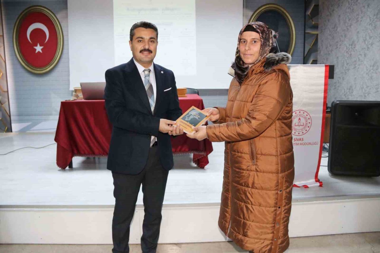 Sivas’ta veliler “Ebeveyn Okulu” kursuna katıldı