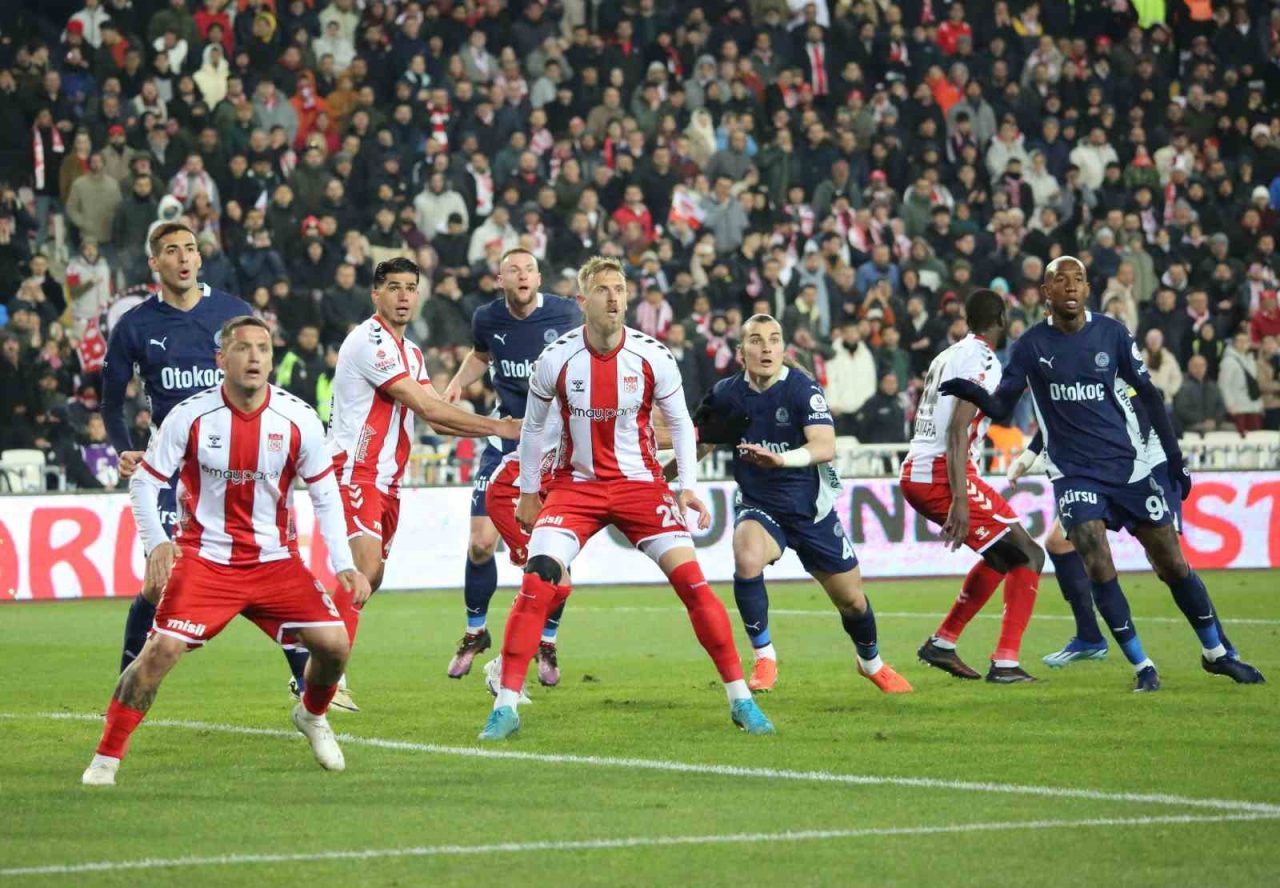 Trendyol Süper Lig: Sivasspor: 0 – Fenerbahçe: 1 (İlk yarı)