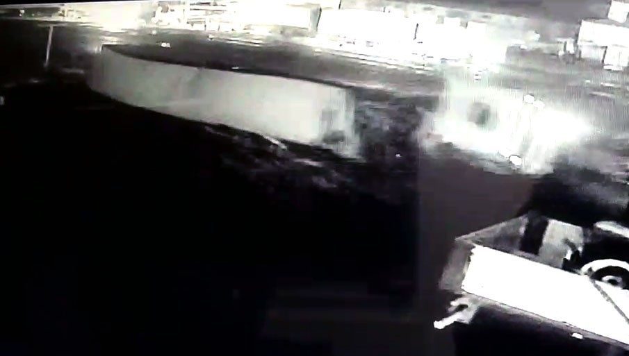 Yoğun kar yağışı kazaya neden oldu, sebze yüktü tır böyle devrildi