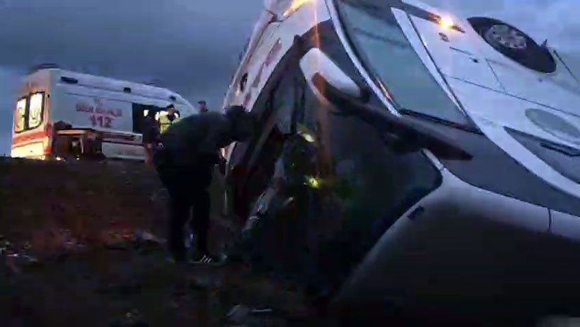 Yoldan çıkan otobüs tarlaya uçtu: 2 ölü, 25 yaralı