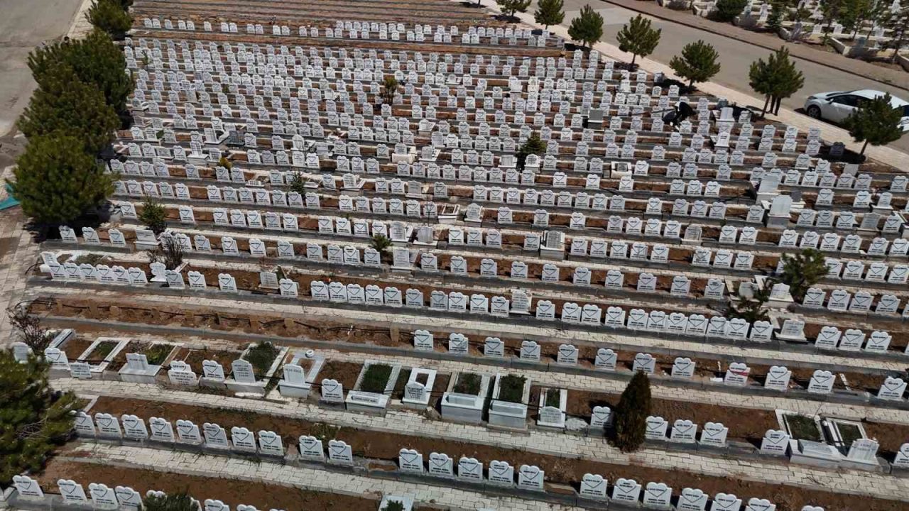 Bu mezarlıkta her taş bir acıyı anlatıyor