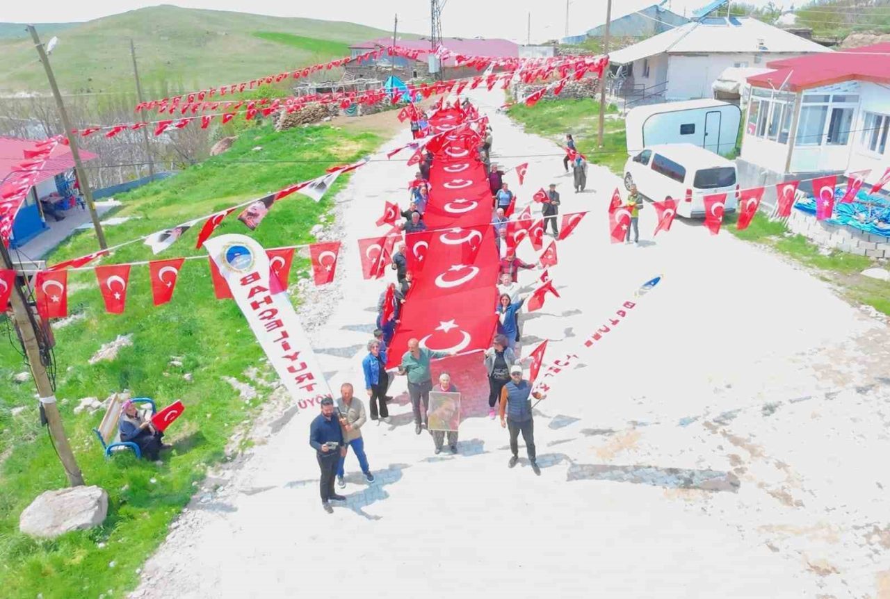 Köyde 24 metrelik Türk bayrağıyla yürüyüş gerçekleştirildi