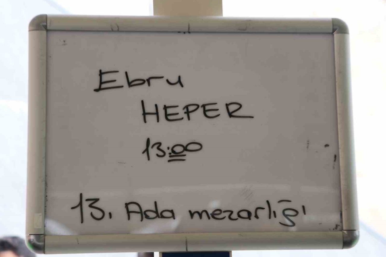 Metrobüs kazasında hayatını kaybeden Ebru Heper defnedildi