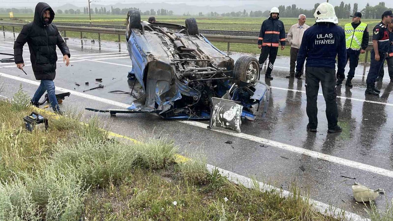 Otobüs ve tıra çarpan otomobil takla attı: 1 ölü, 4 yaralı