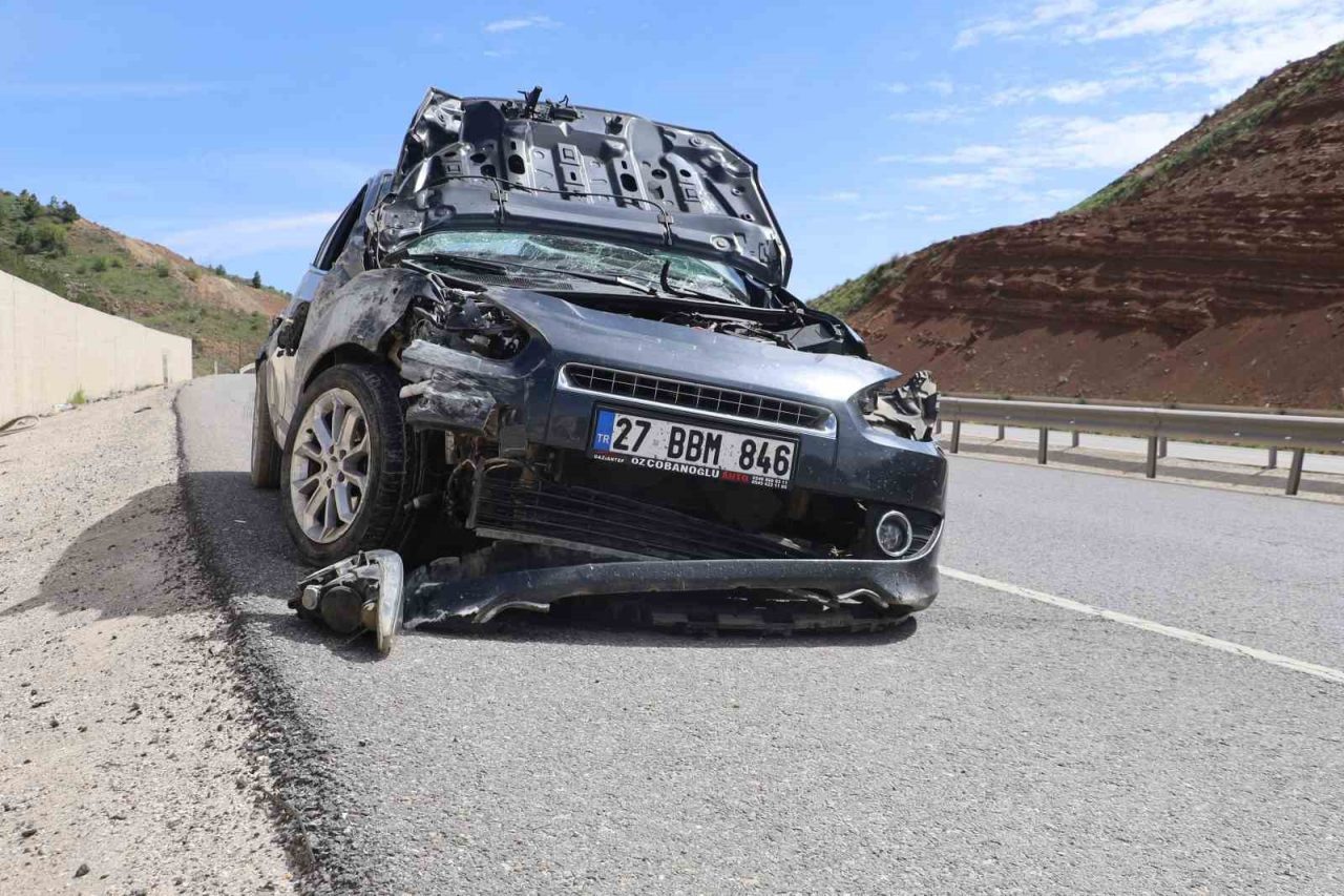 Otomobil istinat duvarına çarptı: 3 yaralı