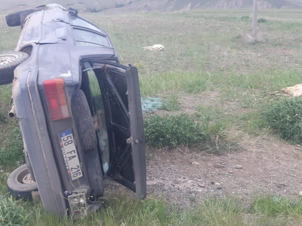 Otomobil koyun sürüsüne çarptı: 2 kişi yaralandı, 3 koyun telef oldu