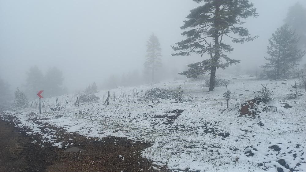 Sivas yine şaşırtmadı, Mayıs ayı ortasında yüksek kesimlere kar yağdı