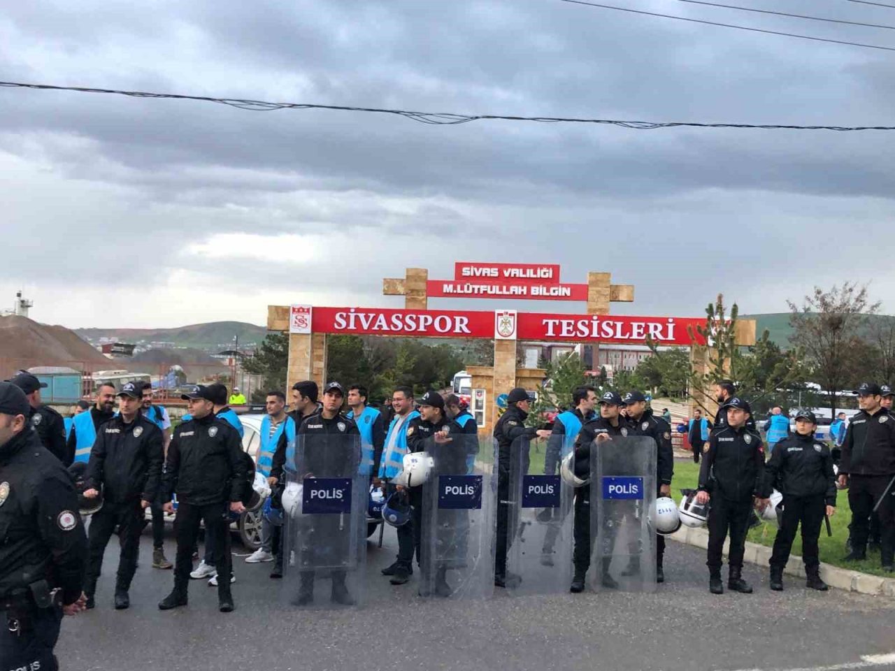 Sivasspor taraftarından tesislerin önünde protesto