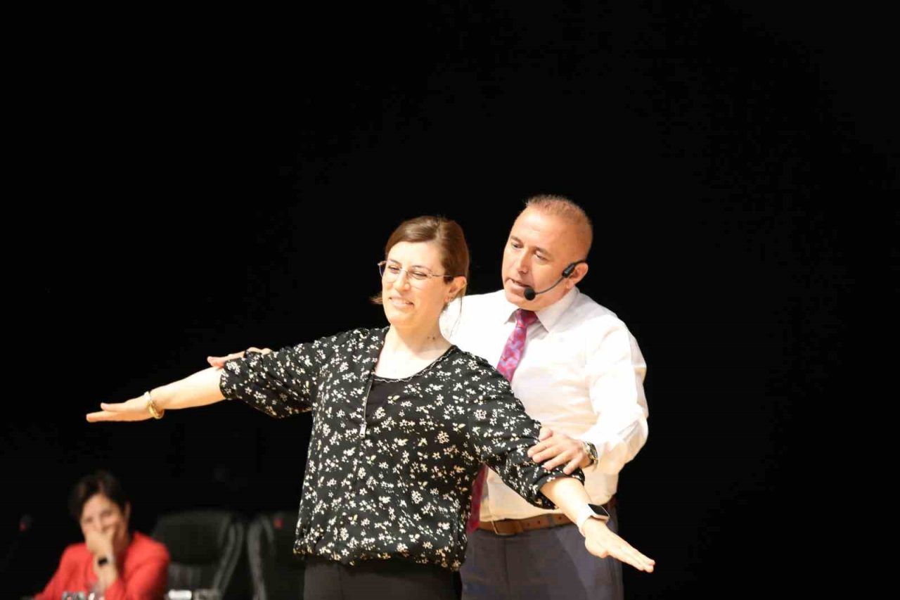 Sivas’ta bağımlılık türleri uzmanları tarafından ele alındı