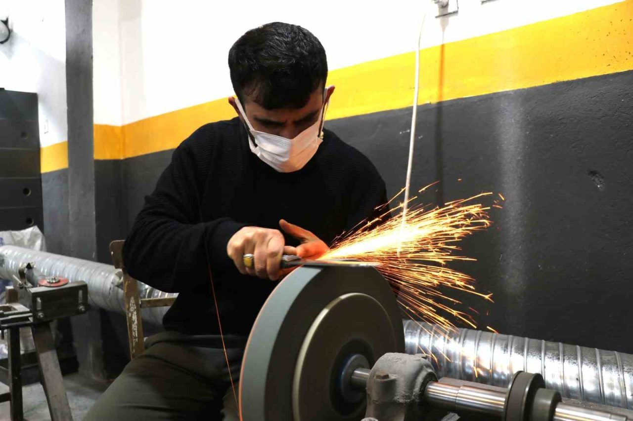 Sivas’ta bıçakçılar Kurban Bayramı için kolları sıvadı