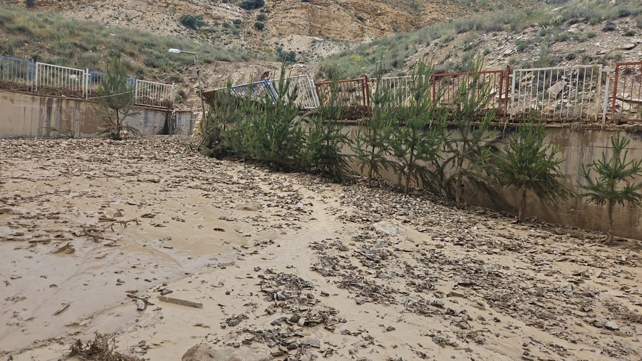 Sivas’ta bir anda başlayan dolu okulda hasara neden oldu