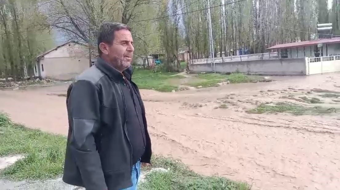 Sivas’ta dere taştı, köyün sokakları nehre döndü