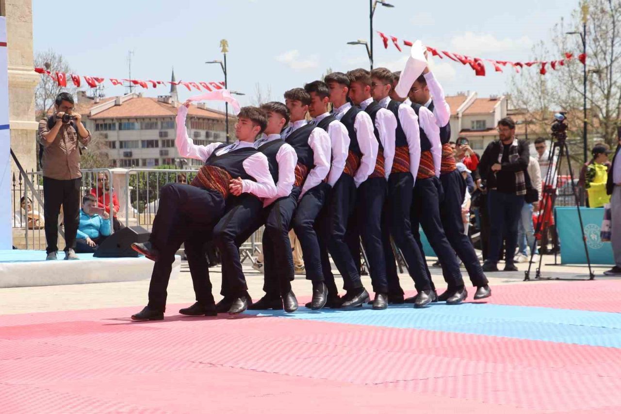Sivas’ta Gençlik ve Spor Bayramı coşkuyla kutlandı