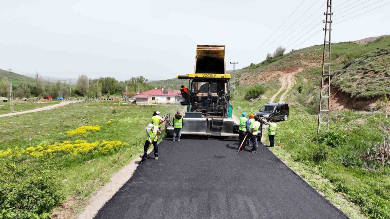 Sivas’ta köy yollarının standardı yükseliyor