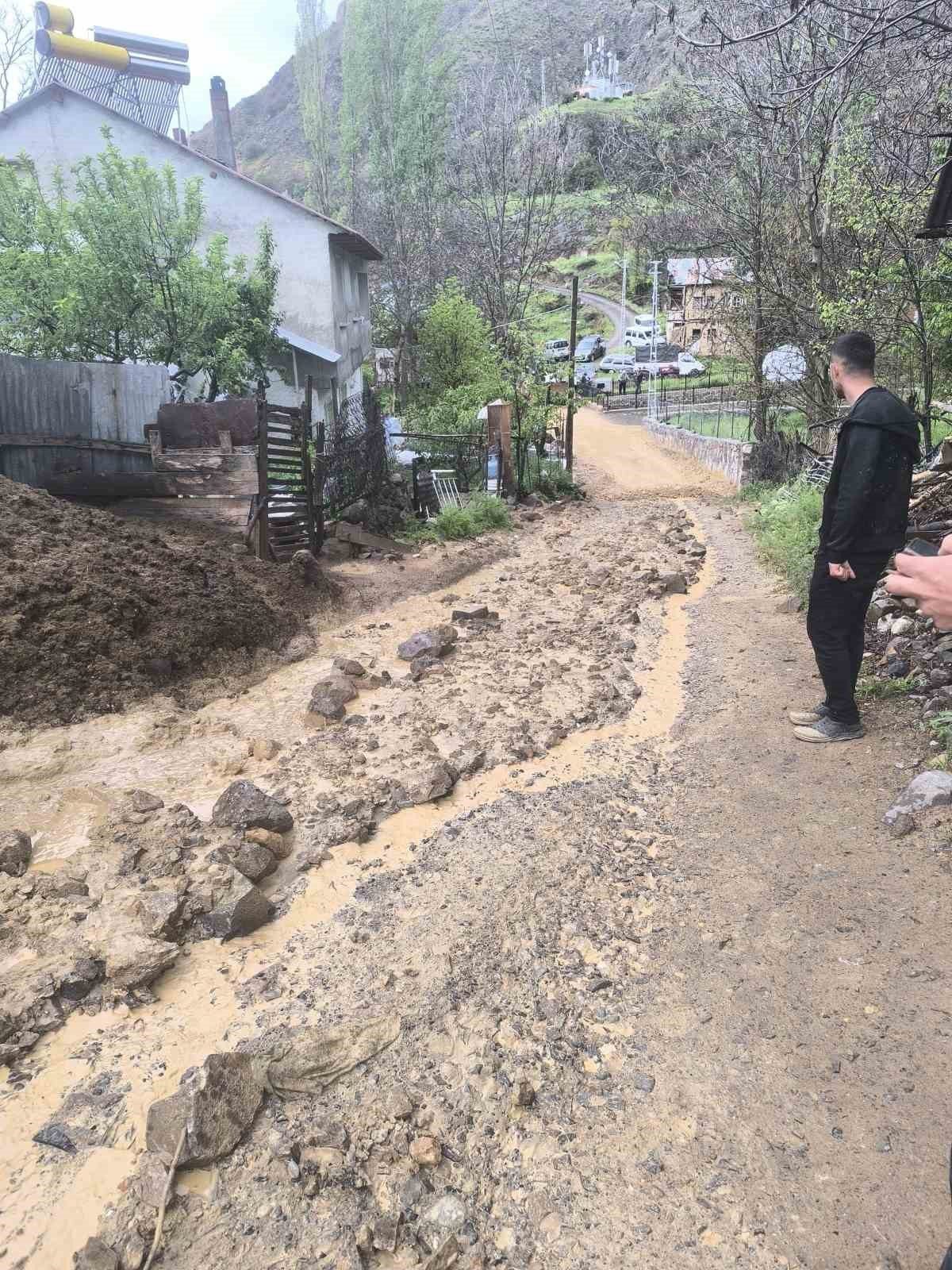 Sivas’ta sağanak sonrasında ahır, sel sularına teslim oldu