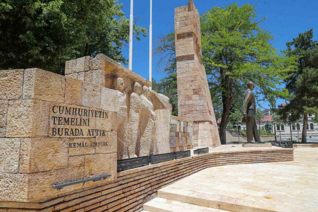 Atatürk Anıtı’nın çevre düzenlemesi tamamlandı