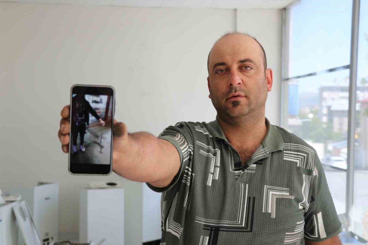 Çevresindekilerin şaşkın bakışları arasında korkusuzca 1 buçuk metrelik yılanı yakaladı