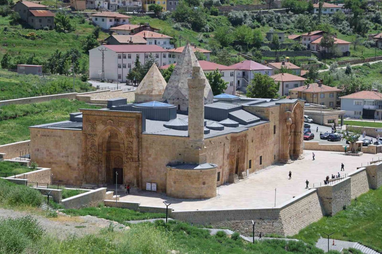 Dünyada eşi benzeri yok, dilleri kısır, kalemleri kırık bırakıyor