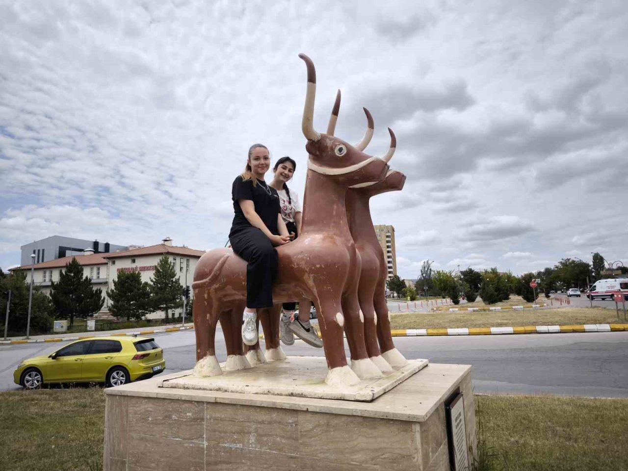 Gençlerin mezuniyet kutlaması dikkat çekti