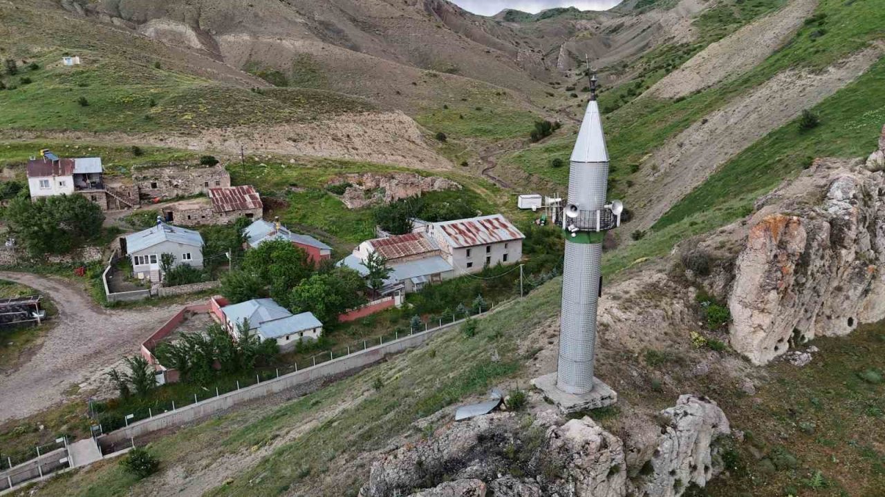 Görenler dönüp bir kez daha bakıyor, minareyi bulan camiyi bulamıyor