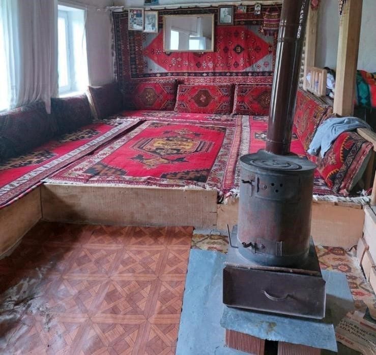 Kapıyı açamayınca duvarı delmişti, jandarmadan kaçamayan hırsız çaldığı halılarla yakalandı